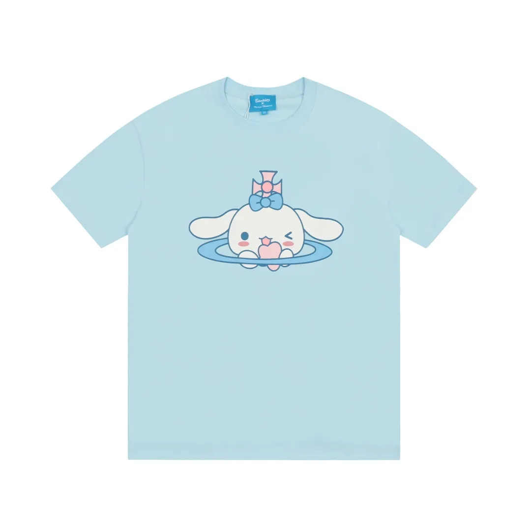 vivienne west wood Queen Mother Vivienne Sanrio co-branded Sanrio family series printed short-sleeves are simply not good-looking! Same style for men and women. Top trending model in 2024. No need to say more. Open the details directly. YB mold opening. Correct overlock details. Full range of correct accessories. Every detail is fully restored. Directly full. White Melody. Rose red. Culomi. Blue. Cinnamon dog. Purple. Crown Culomi. Size: XS-L